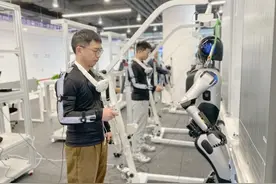 汽车检测、配药、叠衣服，超百台人形机器人在这里接受“人类教学”图片