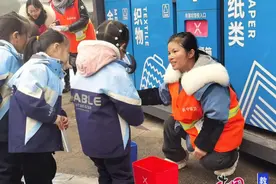 致敬城市最美美容师，宜宾长宁县幼儿园萌娃与环卫工人一起过新年图片