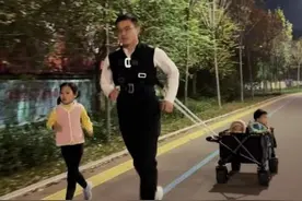 三胎爸爸腰绑小车拉老二老三陪老大跑步走红：大女儿曾多次惊厥 希望陪她跑步增强体质图片
