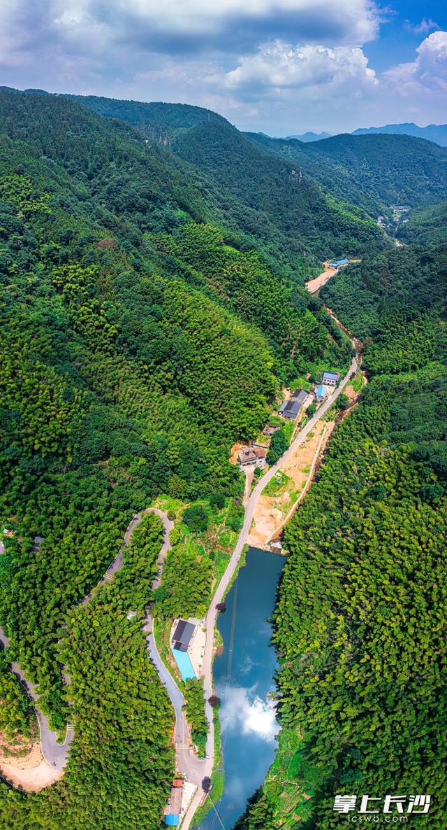 组图 |  西瓜泡溪水、水枪激战！宁乡天龙峡解锁40℃高温下的“瀑布冰镇”模式