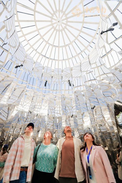 【中国有约】不像书城，更像文化公园！国际友人漫步深圳“湾区之眼”感受“书香中国”