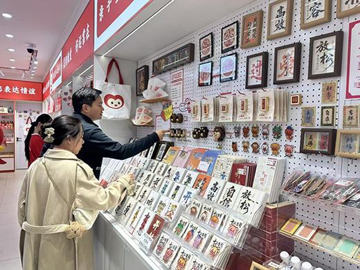 一代人有一代人的“宝贝”，这届年轻人把冰箱门变成“旅行回忆录”｜华夏双节观察