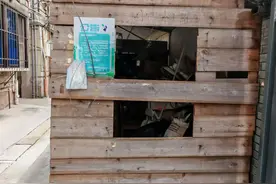 “味道让人作呕”，鼓楼一老旧小区违建木屋长期堆放垃圾，社区介入处理图片