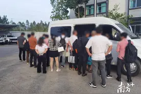 清远交警查获一超员车辆，还涉嫌非法营运图片