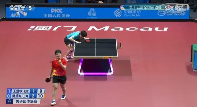 王楚钦输球后头砸球台