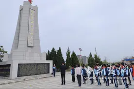 育才小学天屿湖实验学校祭扫烈士陵园图片