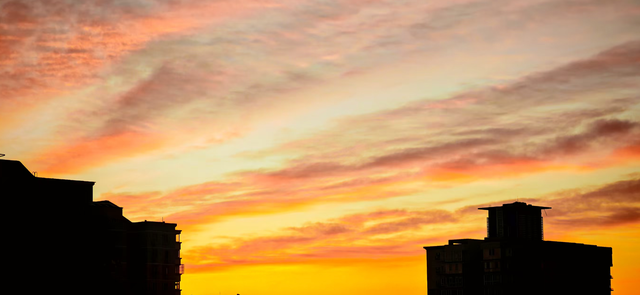 朝色漫染	，天空披彩，北京的晨光太治愈了！