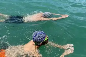 从海口下水！13岁双胞胎兄妹横渡琼州海峡图片