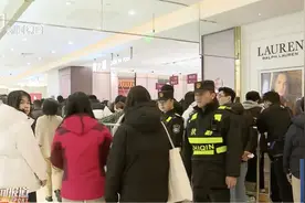 “太夸张！”上海人狂买7.63亿元，凌晨还在抢购，柜台前人挤人，餐厅吃饭要排118桌图片