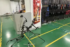 危险的弓箭：10米外洞穿不锈钢盆，专业人士提示“箭不对人”图片