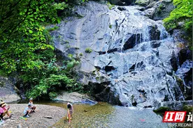 【每日一图@湖南】在新化渠江源品茶观景，来绿水青山间清凉一夏图片