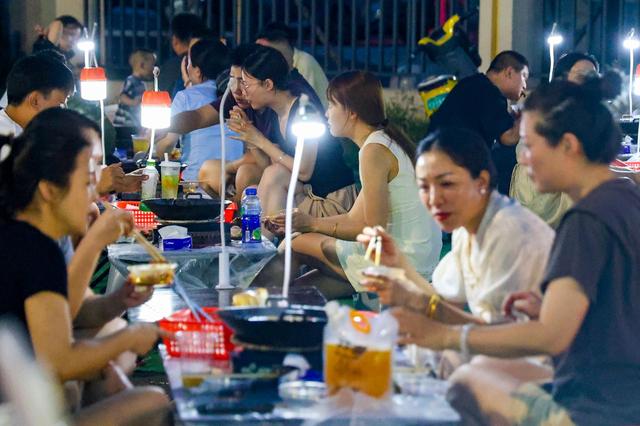 傍晚6点就挤爆！荆州这条街美成“洪崖洞”