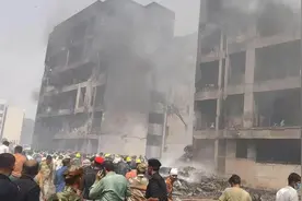 印度波音787客机坠毁在医学院本科生宿舍，地面有人员伤亡，机上至少170人遇难图片