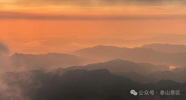 泰山雨霁：云雾织仙境，霞光染群峰，这泼墨山水里藏着夏日最治愈的奔赴