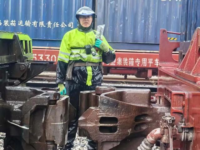 北京这两座火车站相距不足百米，网友：千万别走错！