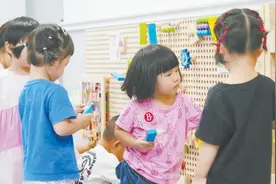 武汉江汉区：桌子变矮马桶变小 两岁小宝宝也可以“上幼儿园”了图片