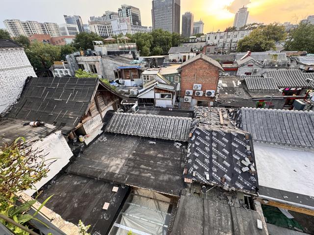 胡同屋顶频现“补丁”，老城“第五立面”风貌如何维护？