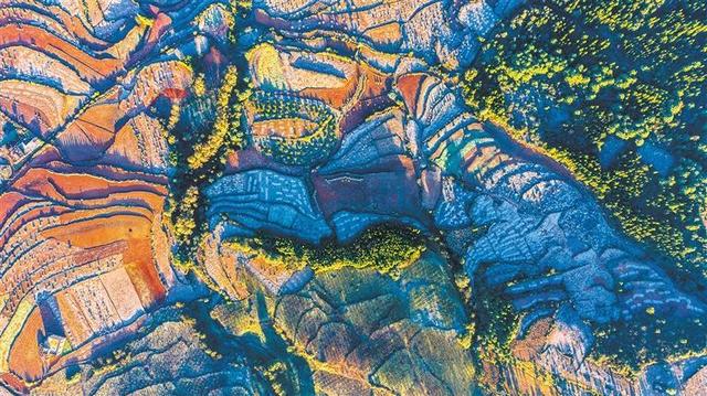 富源：水墨山河金纱覆