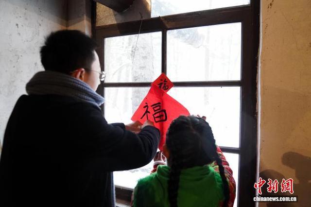 黑龙江铁力：游客沉浸式体验林区生活