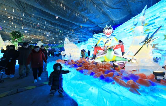 1987年出生市民免费游！北京龙庆峡冰筑《大闹天宫》