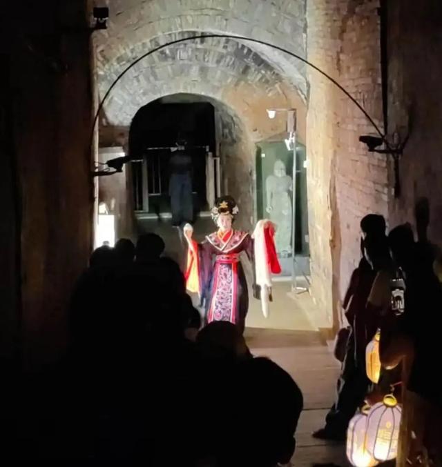 上海高精力牛马半夜3点排队进博物馆约会？法老都得加班的上博埃及展一年赚了7个亿