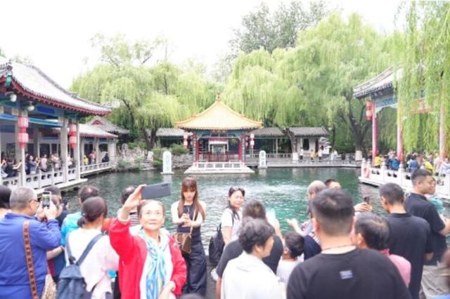千泉竞涌醉泉城
