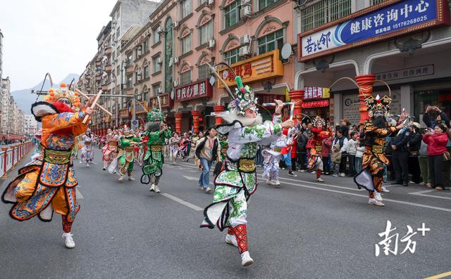 瑶山焕彩 盛会倾城｜连南民族特色巡游引万人空巷