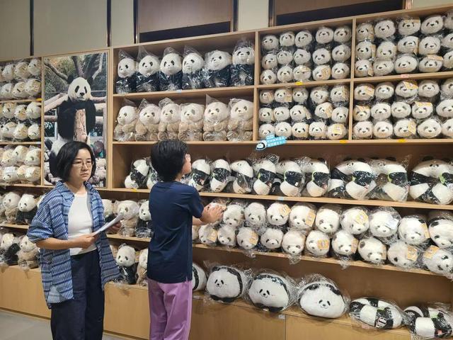 “萌兰”亮相北京坊，熊猫国庆主题周边受欢迎