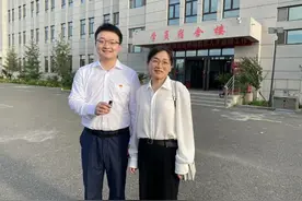 武汉母子携手援疆，在博乐同一所学校教数学图片