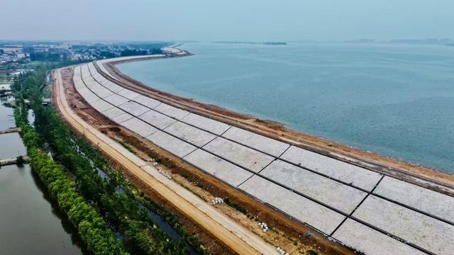 河南两座大型水库启动联合调度泄流