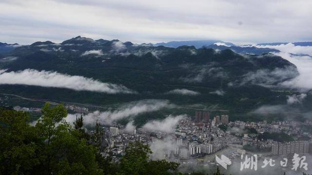 鹤峰容美：雾漫清晨