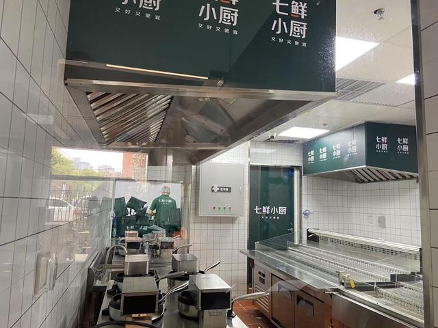 机器人炒菜！记者在高峰期的七鲜小厨吃了顿饭