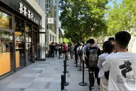 三里屯再添北京首店，消费者排队体验新中式茶饮图片