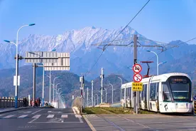 来都江堰，打卡雪山电车 国内首个轨道交通裸眼3D宣传片重磅来袭图片