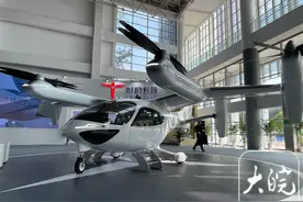 电动垂直起降飞行器惊艳亮相2024低空经济大会 芜湖低空经济“飞”出新赛道图片