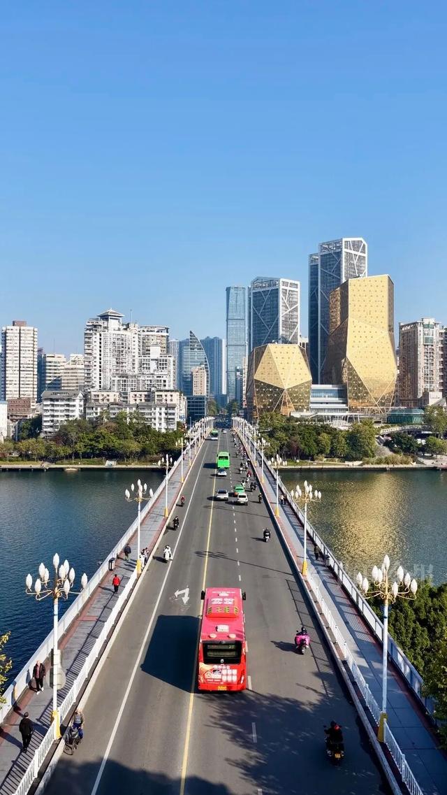 柳州这移动网红景点又惊艳了！夜晚还会发光