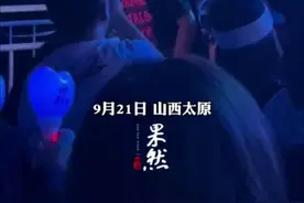 周杰伦演唱会惊现“2个伦”发型侧脸一模一样。网友：若不是台上的在唱歌我差点就信了。图片