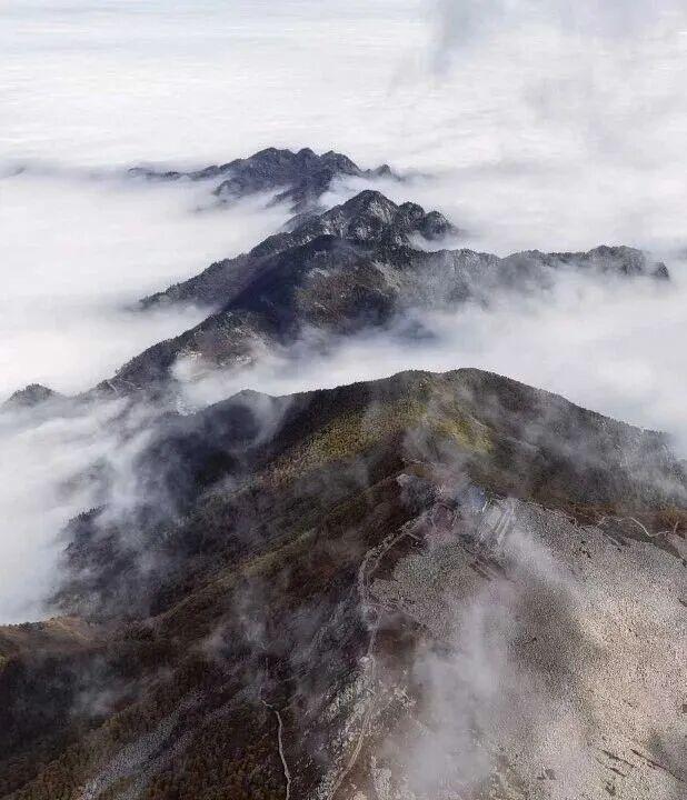 太白山国庆第四天，山上景色宜人，山下热闹非凡