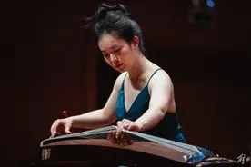用钢琴“致春天”，用古筝“致东方”，上海青年音乐家秀双乐器演奏绝技图片