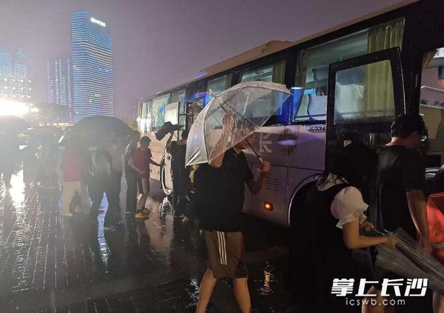 突降暴雨，观光小火车秒变应急大巴车为游客撑起“温馨伞”