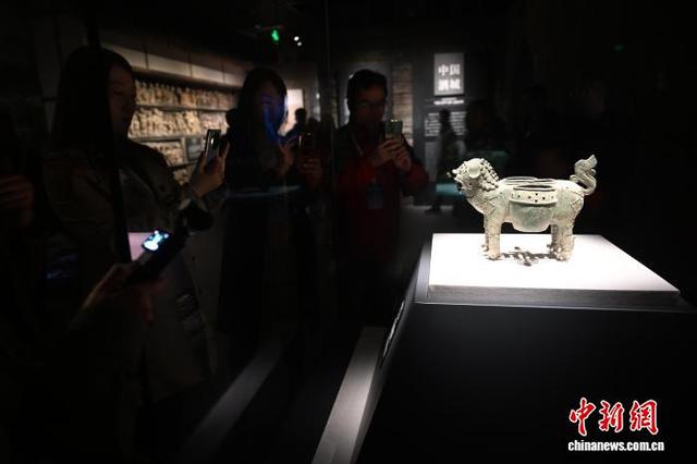 海外华文媒体代表走进四川省泸州市博物馆