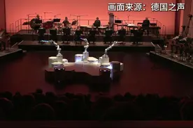 三臂机器人指挥德国德累斯顿交响乐团演奏图片