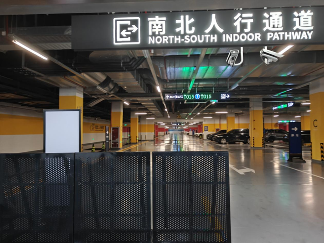 上海高4800厘米的“最高峰”竟是中空的？网友：求问登顶需要带氧气瓶吗？