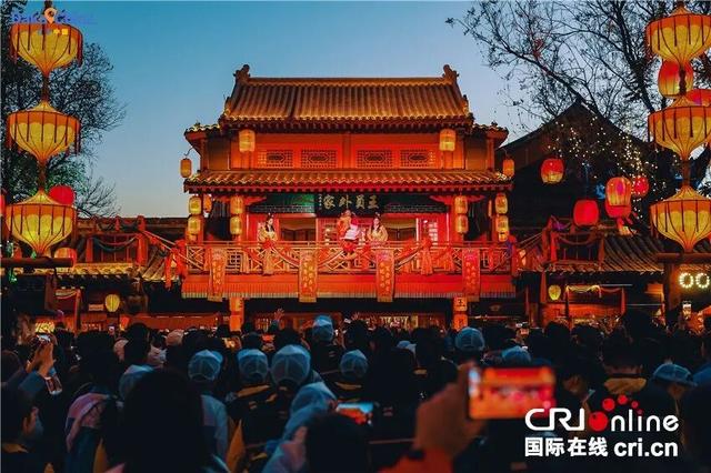 你好，龙亭丨千年汴梁“触手可及”，外国网红沉浸式体验“国潮”河南