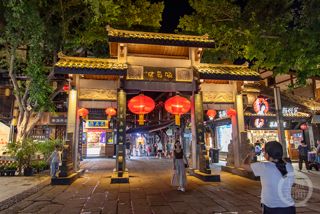 赏夜景游古镇