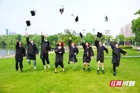 青春不散毕业季，湖南文理学院学生在校园内拍照留念图片