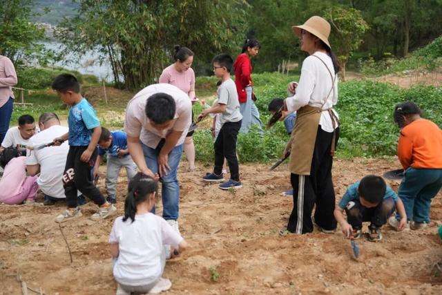 是时候爆火了，这座“天赋异禀”的小山村，来了就想当”新村民”！