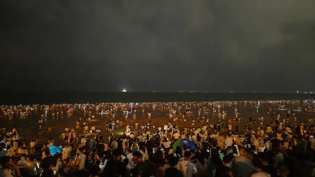 凌晨海上发射火箭！现场人山人海！