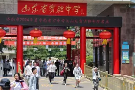 生物考试结束，考生自信离场图片