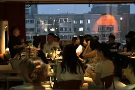“学术酒吧”火了，年轻人为何在酒吧聊学术？图片